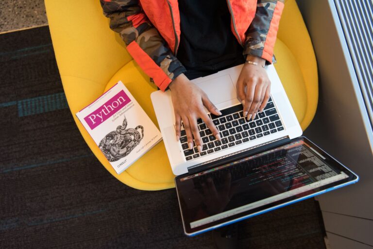 Webdesign Kosten Österreich: Designerin arbeitet am Website-Layout